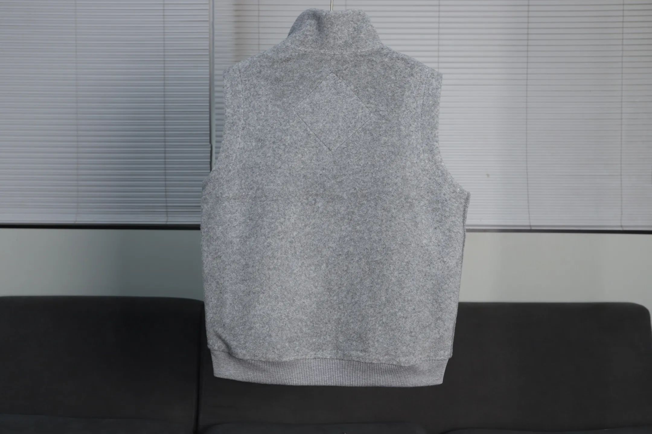 P640 Big Goose White Label Cashmere Vest Canada Goose Canada Goose Humanature Series Ski Season White Label Warm, Windproof, Breathable, Soft Solid Color Stand Collar Logo Label Zipper Casual Sleeveless Vest Mersey Solid Color Stand Collar Fitted Sleeveless Vest Exclusive Customized Wool Fabric Compare only with ZP There is no need to elaborate on the popularity of this season’s new style. The fabric is warm and comfortable long plush and easy to put on and take off. High-tech breathable space cotton liner makes the whole dress very stiff. At the same time, it is soft, comfortable and lightweight. Breathable, soft, not sweaty, lightweight, stylish, and not deformed. The iconic double-striped reflective strips are designed behind the collar and hat. No detail is missed. High-density goose badge. All threaded accessories are customized. Three colors to choose from. Each one is super western. The upper body effect is very high-end. The loose version is not bloated at all. It is quite fashionable. It can be said to be a very unique design. This year's must-have style is the same for men and women🔥 Color: light gray dark gray Khaki